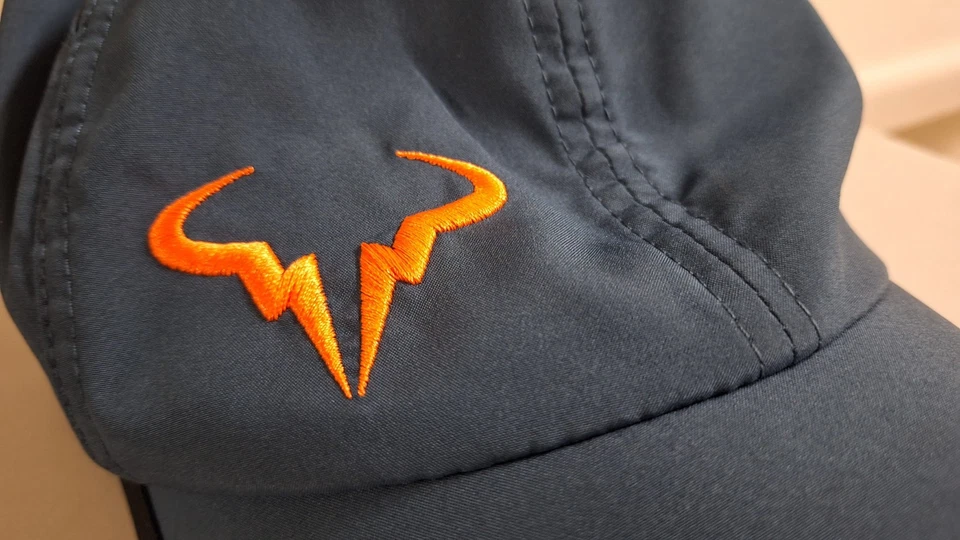 Gorra Tenis Nike Rafa Nadal Featherlight - Azul Escuadrón con Negro y Naranja Total Foto 2 de 4