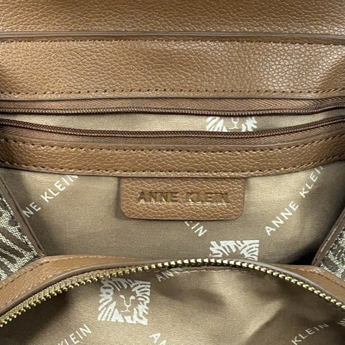 Mochila Cartera Cartera Anne Klein Logo Solapa Cuero Sintético Tostado con Portatarjetas Nueva sin Etiquetas - Imagen 18 de 21