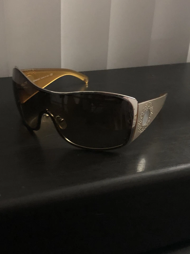 Gafas de sol Gianni Versace vintage de gran tamaño con escudo raras para mujer, hechas en Italia Foto 3 de 4