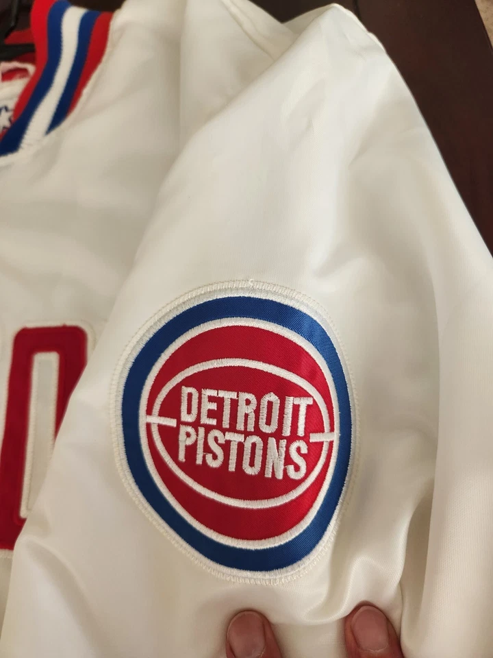 Chaqueta de iniciación XXL de Detroit Pistons para hombre satinada Ty Mopkins acolchada y apenas usada Foto 2 de 4
