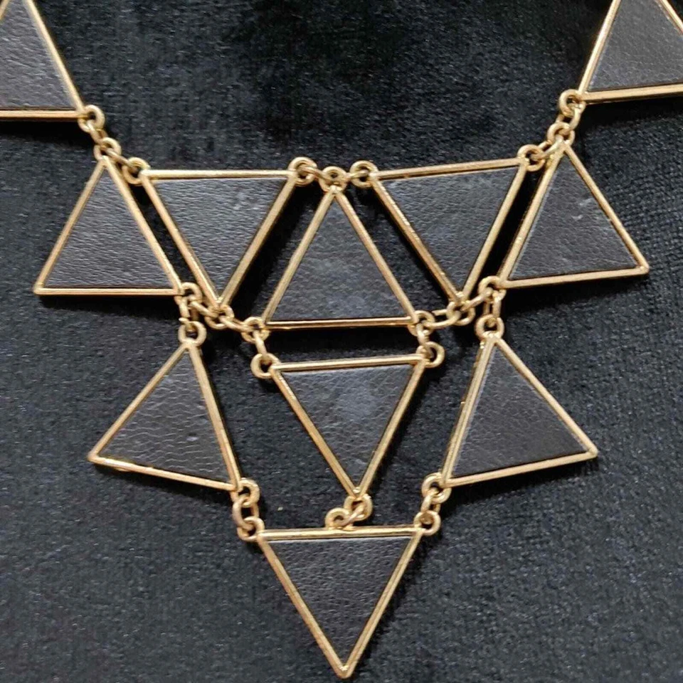 Forever 21 Mujer Triángulo Forma Eslabón Distintivo Collar con Cierre de Langosta Foto 3 de 4