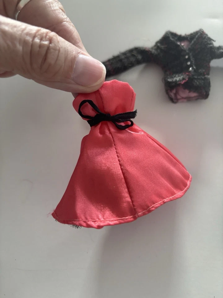 Bratz Boutique Fashion Pack #3 2005 con 2 trajes - Mix N Match usado en excelente estado difícil de encontrar #2 Foto 3 de 4