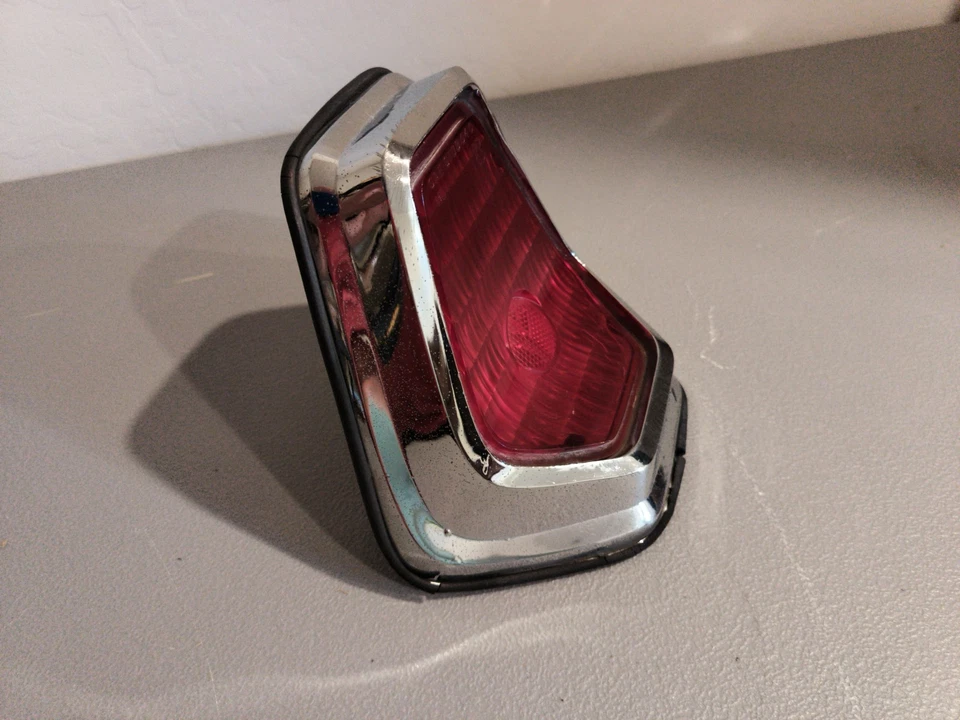 Conjunto de luz trasera derecha 1960-1964 OEM Chrysler New Yorker Newport #2424642 Foto 4 de 4