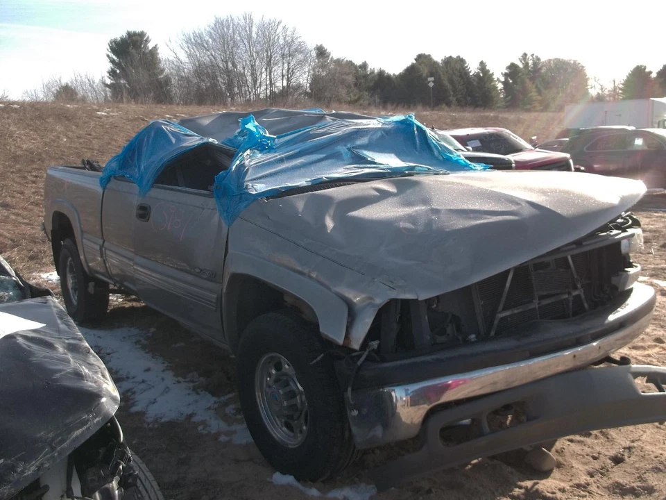 Brazo de control superior delantero usado se adapta a: Chevrolet Silverado 2500 2002 foto Foto 2 de 4