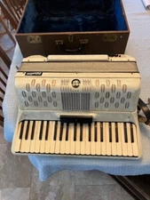 Vintage Silvertone Accordian. 120 Button, 41 Key. White  w/ Case. working