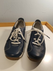 blue leather tennis shoes
