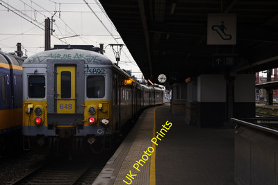 Foto SNCB Belgische Eisenbahn 12x8 Baureihe 06 EMU 648 wartet bei Brüssel - Mitte um 2023