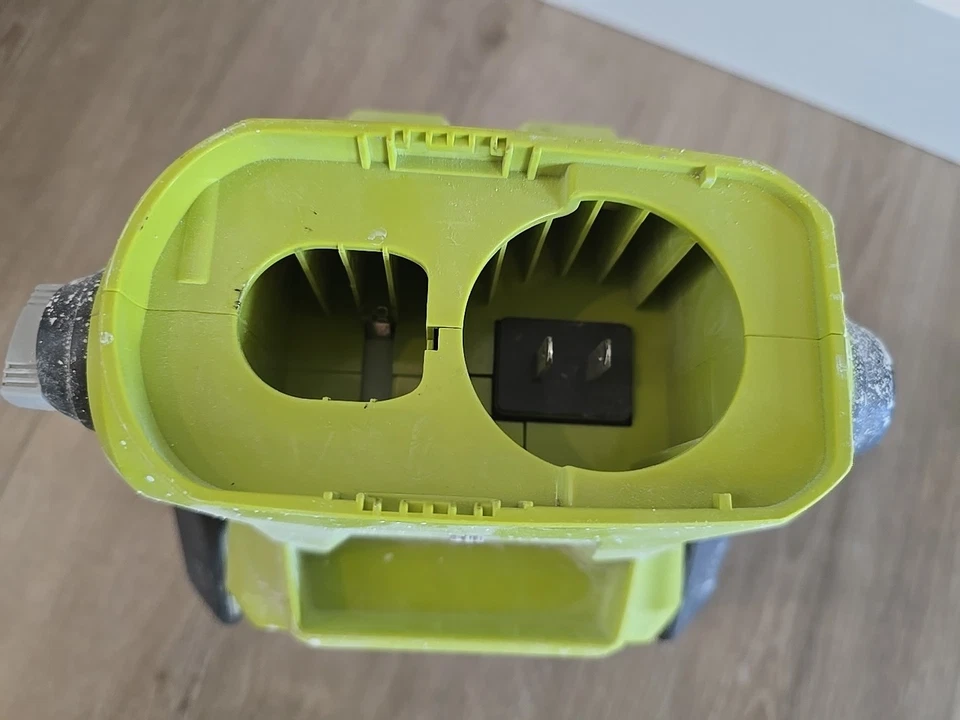 RYOBI ONE+ LUZ DE TRABAJO LED HÍBRIDA 18V 20 VATIOS (SOLO HERRAMIENTA) P721 Sucia Foto 4 de 4