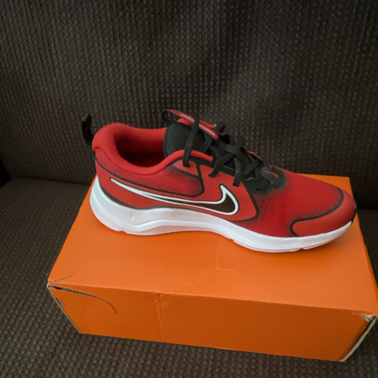 Nike Cosmic Runner Unisex Kids Red Black White Athletic Sneakers US Size 7Y thumbnail 3