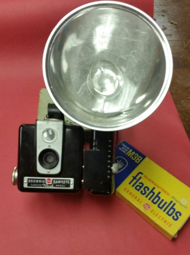 VINTAGE ~ Collectible Kodak ~ Brownie Hawkeye ~ Flash Model ~ Box Camera - Picture 2 of 12