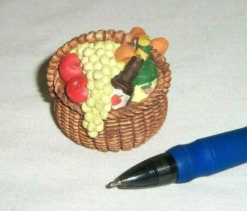 Kleiner Miniatur Puppenhaus Garten Obst Essen Picknick Korb Wein Brot Trauben Apfel - Bild 1 von 4