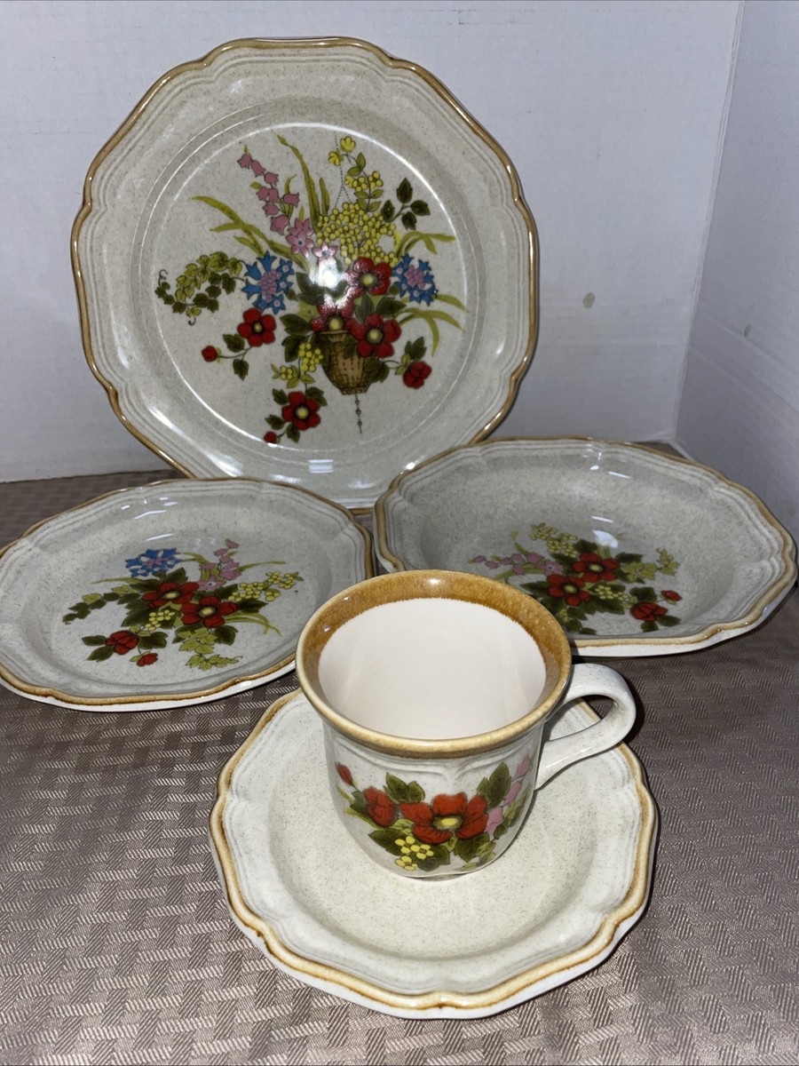 Mikasa Garden Club A Basket Of Wild Flowers5-Piece Stoneware Dinnerware  Setting