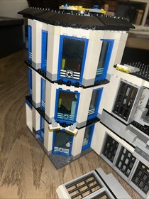 LEGO CITY: Police Station (60141)