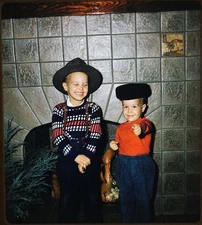 Young brothers at home - 1950s Stereo Realist 3D Slide Kodachrome #1642