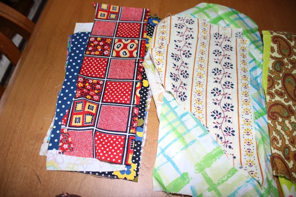Сумка из более чем 100 винтажных обрезков для стеганых одеял или поделок, все разные = никогда не использовались - Изображение 2 из 4