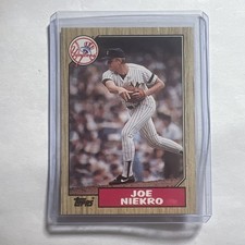 1987 Topps - Joe Niekro #344 copyright outside right border