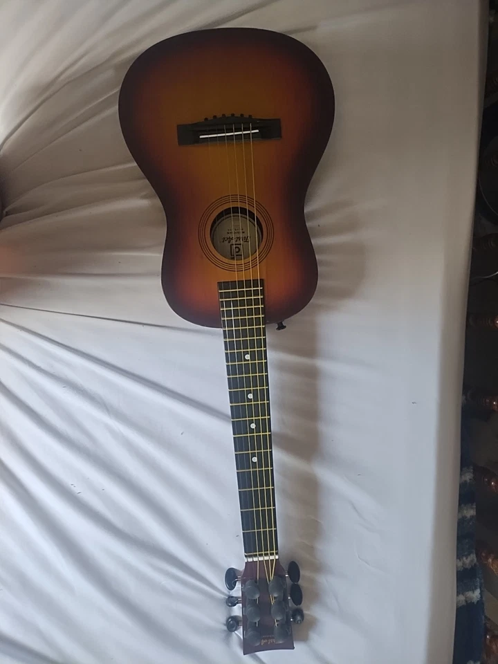 Guitarra para principiantes de músico de primer acto - sin afinación (plástico) con cuerdas Foto 2 de 4