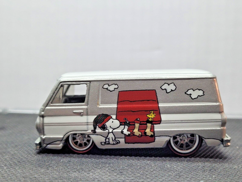 Hot Wheels Peanuts Snoopy '66 Dodge A100 Real Riders Metal/Metal BB13-1133 - Picture 4 of 7