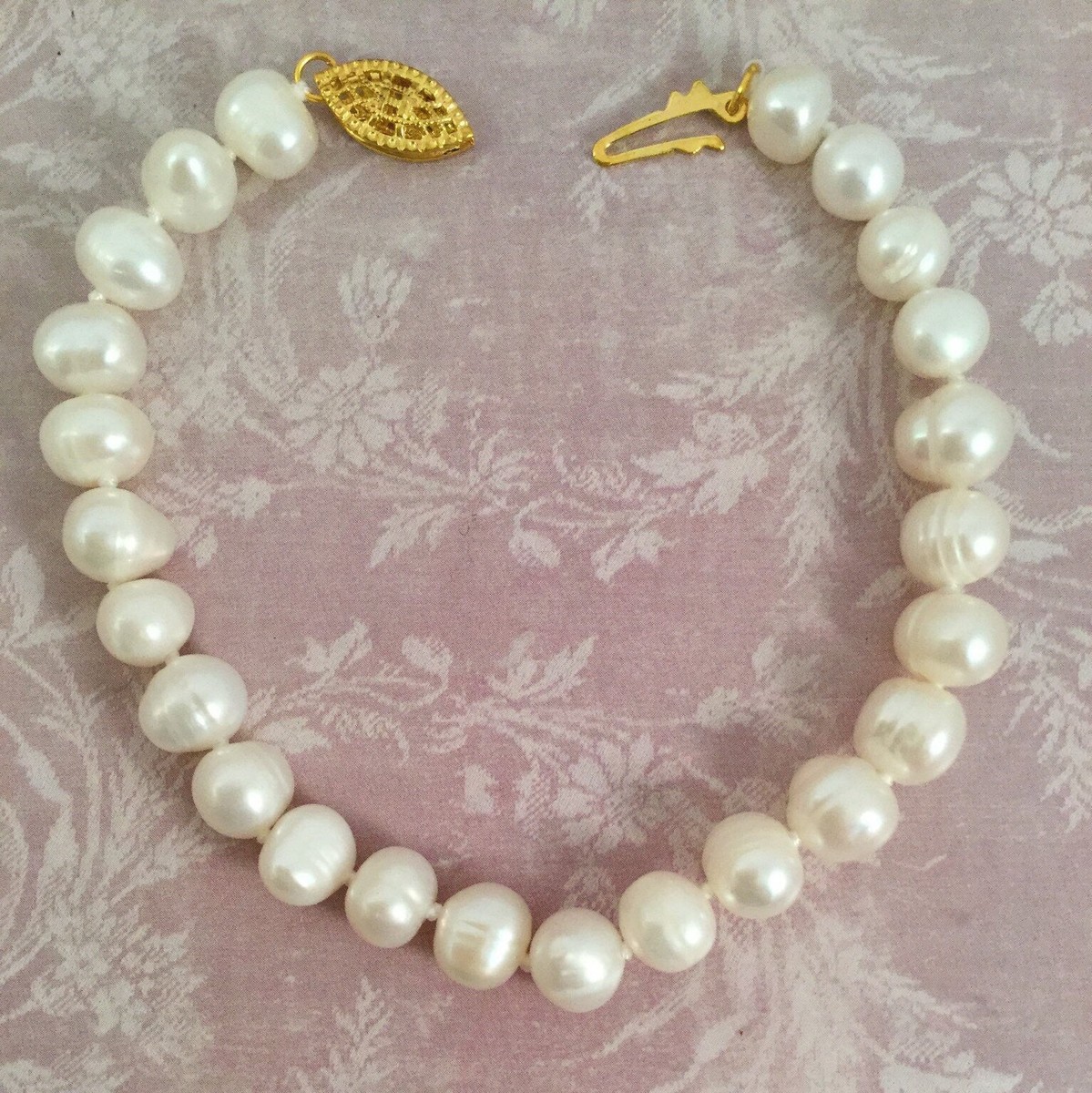 A Vintage Gold Box Showcases an Elegant Pearl Jewelry Set Stock Photo