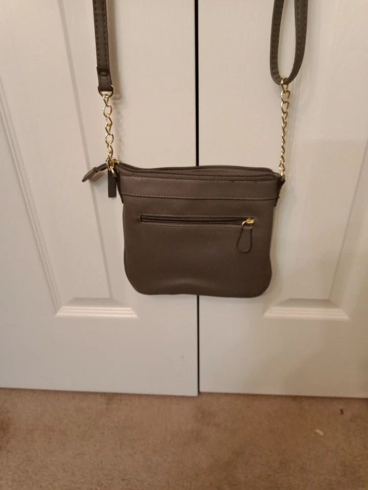 Bolso Bandolera de Hombro de Cuero Gris Ellen Tracy Correa Ajustable Foto 4 de 4