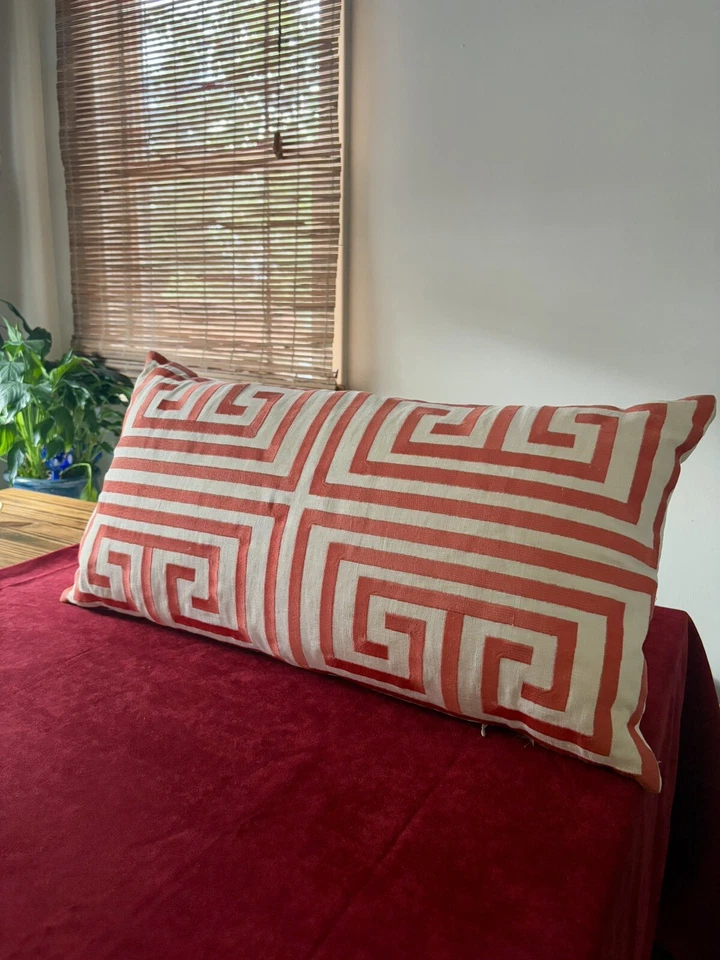 Almohada llave griega Mykonos bordada TRINA TURK Foto 2 de 4