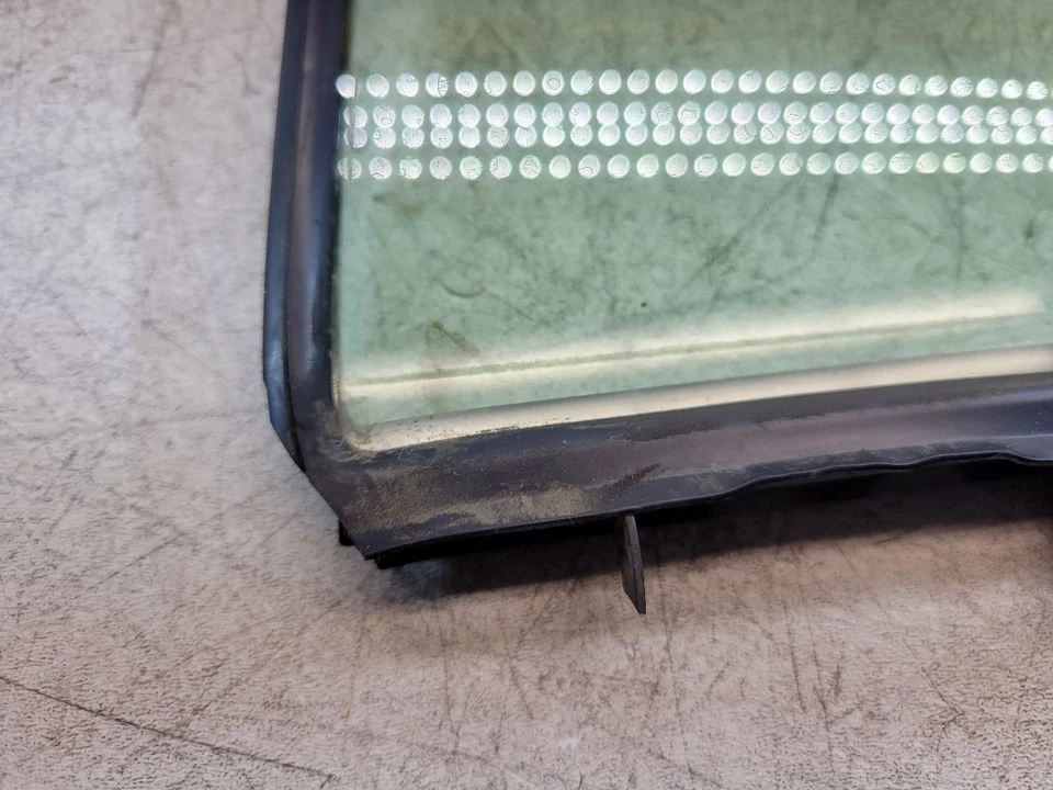 06 07 2008 2009 2010 2011 2012 2013 2014 2015 MAZDA 5 LEFT REAR DOOR VENT GLASS - Image 3 of 4