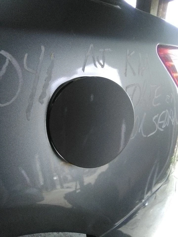 Porta de enchimento de combustível para motorista esquerdo Kia Forte 2010 - Imagem 2 de 4