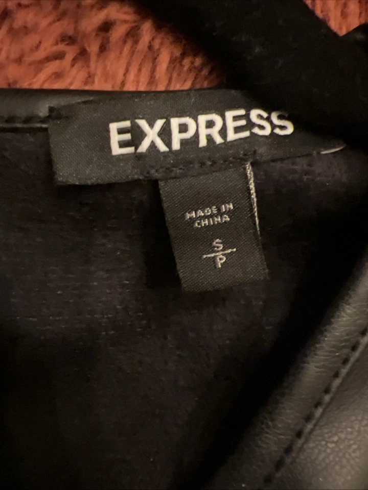 Top mujer EXPRESS imitación cuero negro; nunca usado; perfecto estado Foto 4 de 4