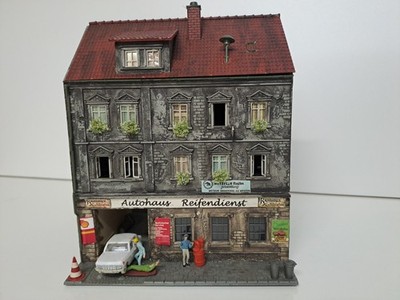 Pola H0 Stadthaus Profi-patiniert - Reifendienst mit Fahrzeug Stadt-Haus HO