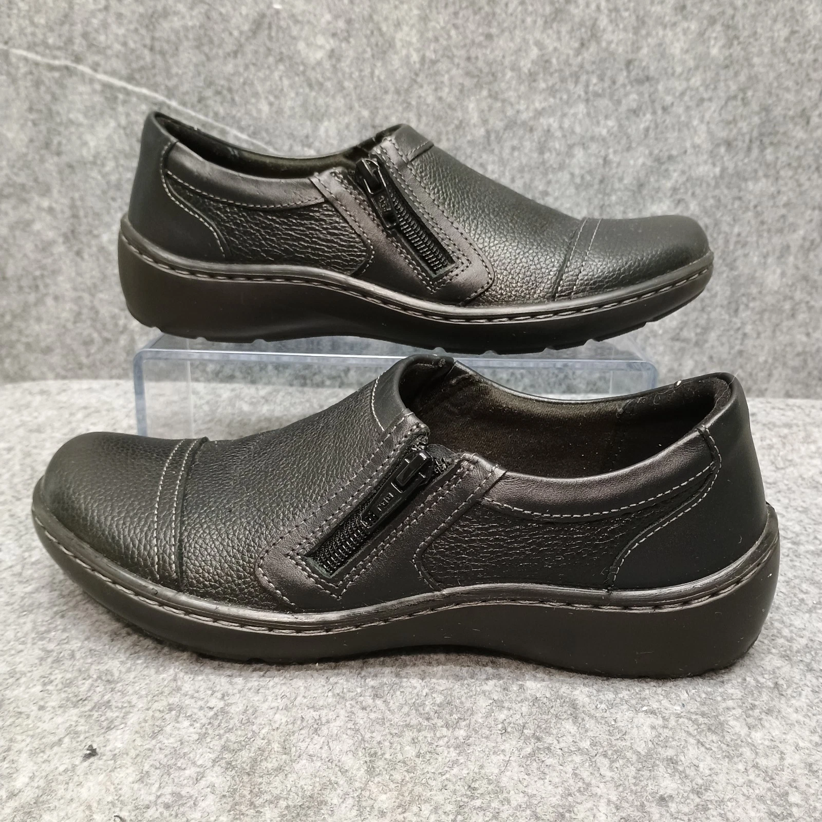 Mocassino donna Clarks con zip Cora Giny taglia US 7M nero pelle ruvida