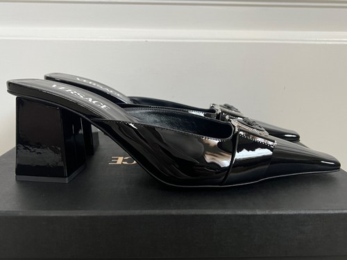 Nuovo con scatola Versace Tribute Medusa logo medaglione nero patent mule décolleté 38,5 8,5 $1475 - Foto 18 di 23