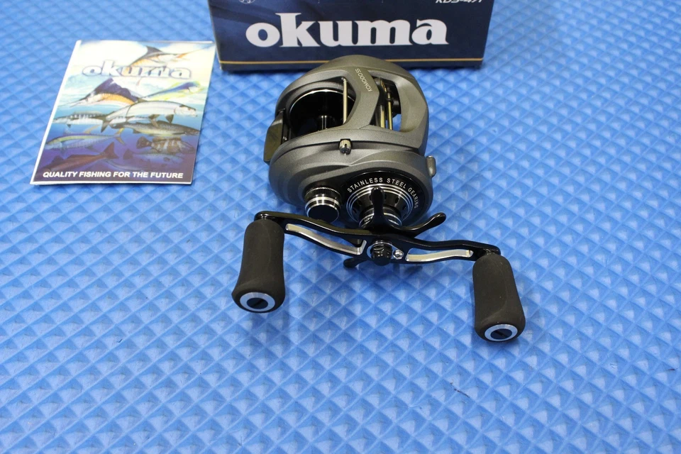 Carrete de baitcast de bajo perfil Okuma Komodo SS con doble mango de paleta KDS-471 Foto 3 de 4