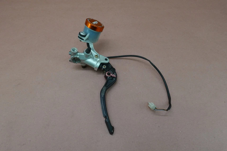 Conjunto de cilindro maestro de freno delantero KTM 990 SuperDuke 2007-2011 Foto 2 de 4