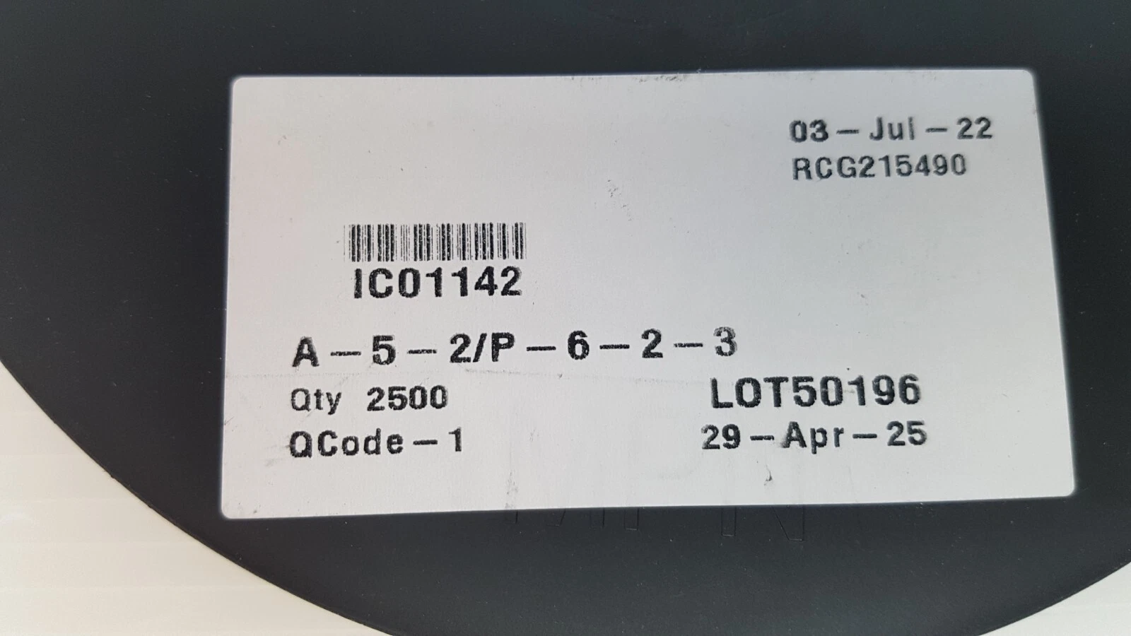 Stock label on the MAX823SEUK+T reel: IC01142, Qty 2500, LOT50196
