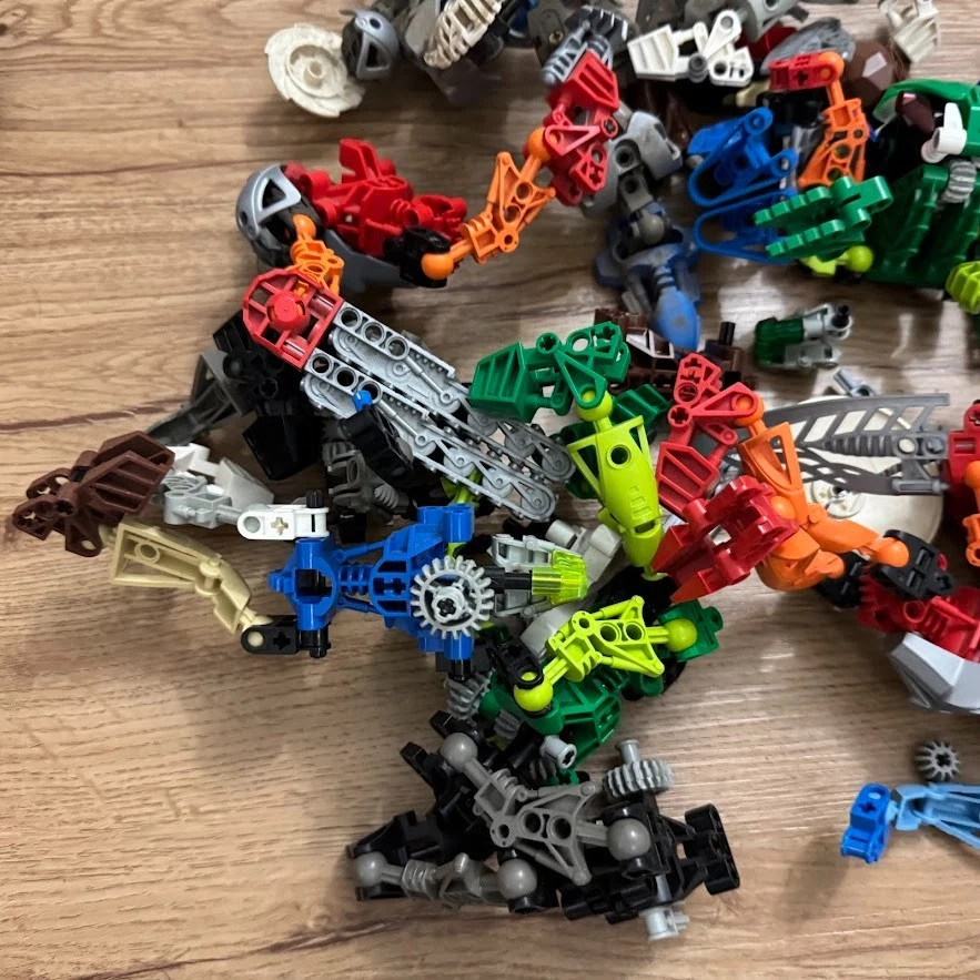 LEGO bionicle bundle!! Hundreds of pieces! Vintage sets. See all pics. - Image 2 of 4