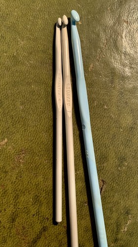 3x Vintage Crochet Hooks Phantom size 4; Metal Blue 555 Plastic size 5; DISC 4.5 - Picture 3 of 4