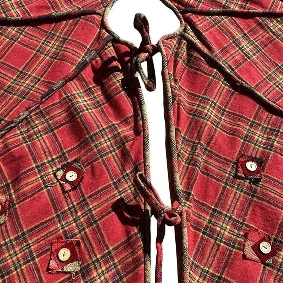 Falda árbol de Navidad roja a cuadros con apliques de botones y borde de piel sintética vacaciones Foto 4 de 4