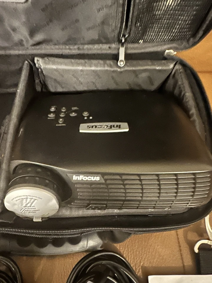InFocus IN10 Portable DLP Projector LP-70 - Image 4 of 4