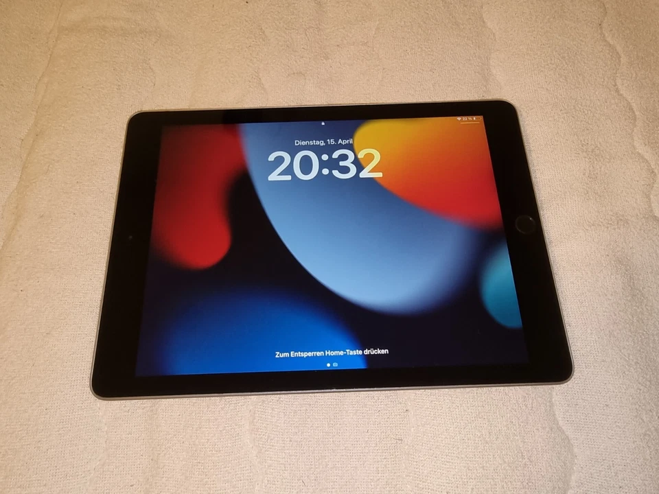 IPad 6. Generation 32 GB Space-Grau | inkl. Tastaturhülle Logitech Slim Folio - Bild 2 von 4