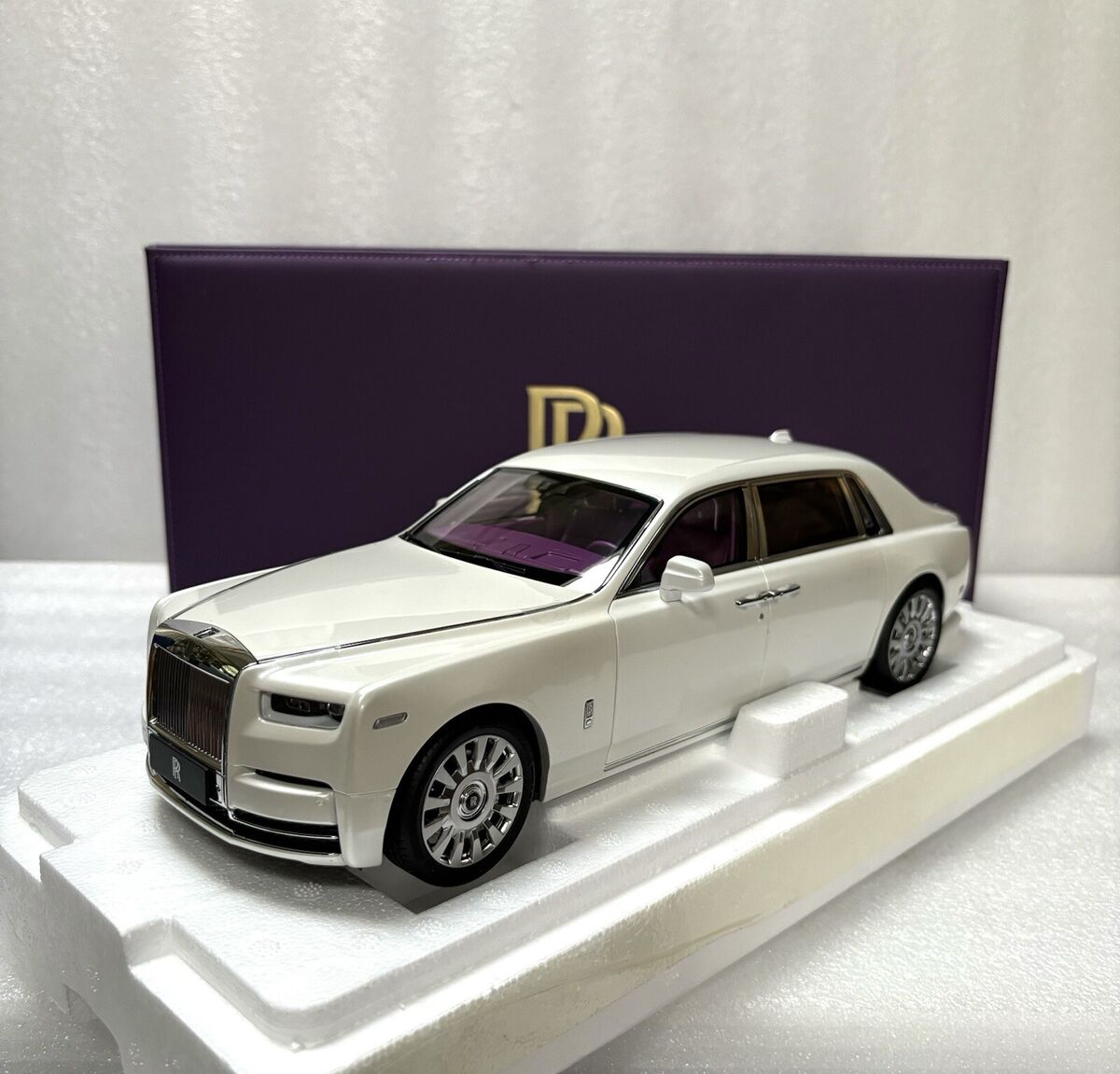 1/18 Rolls-Royce Phantom VIII White/purple Diecast Limited 1/18 Rolls-Royce Phantom VIII White/purple Diecast Limited