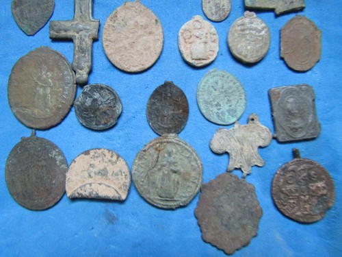 Lot of (23) ANCIENT RELIGIOUS MEDALS - 17-18 CENTURY - Picture 6 of 6