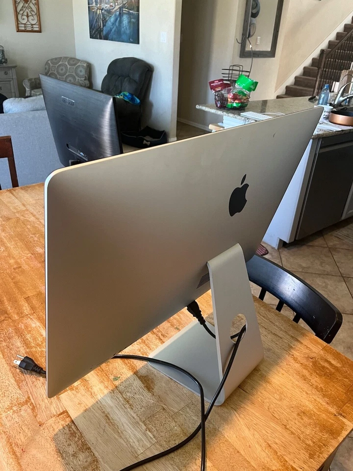Apple iMac MK462LL/A Escritorio 27 pulgadas Pantalla Intel 5K 16 GB Ram | Disco duro de 1 TB Foto 3 de 4