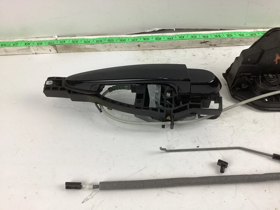 BMW 320I xDrive 2012-2015 manija de puerta exterior trasera derecha y pestillo de cerradura OEM. Foto 4 de 4