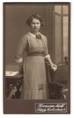 Fotografie R. Herrmann, Leipzig, Tauchaer-Str. 6, Junge Dame im hübschen Kleid 