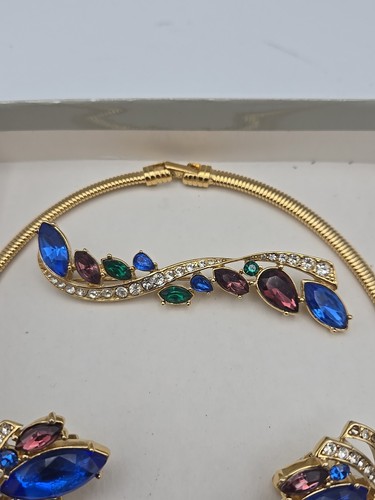 Vintage signed Crown Trifari rhinestone necklace broach earrings set with box  - Picture 7 of 16