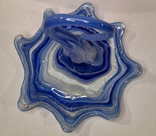 HANDGEMACHTES MUNDGEBLASENES SWIRL GLAS KUNSTWERK BLAU WEISS EINZIGARTIGES SERVIERSCHALE - Bild 9 von 10