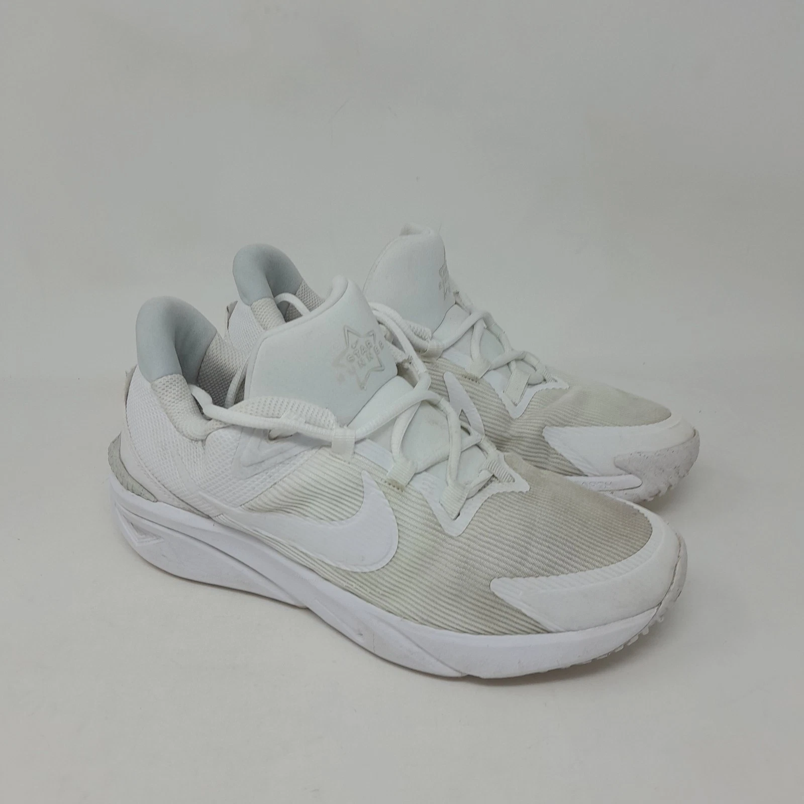 Scarpe da corsa Nike Star Runner 4 scarpe da ginnastica UK 5 5 bianche strada