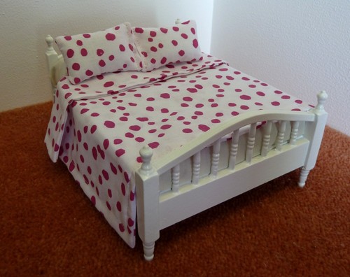 Handgefertigtes Puppenhaus Bettwäsche Set - Maßstab 1/12 passend für Doppelbett Überwurf & 2 Kissen - Bild 2 von 4