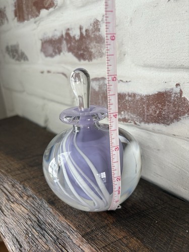 Botella de perfume remolino lavanda vidrio soplado con tapón parte inferior FIRMADA - Imagen 15 de 16