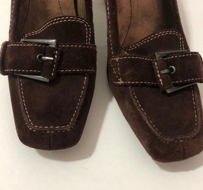 Vintage Gamuza Nine & Co por Nine West talla 8. Acento de hebilla, Tacones Clásicos Marrón. Foto 2 de 4